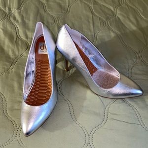 Dolce Vita silver pump Sz. 10